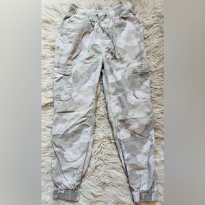 Hollister women’s camo cargo ultra high rise joggers size xs.